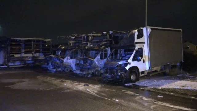 Na parkingu przy pętli tramwajowej w Gdańsku spłonęło 5 samochodów dostawczych