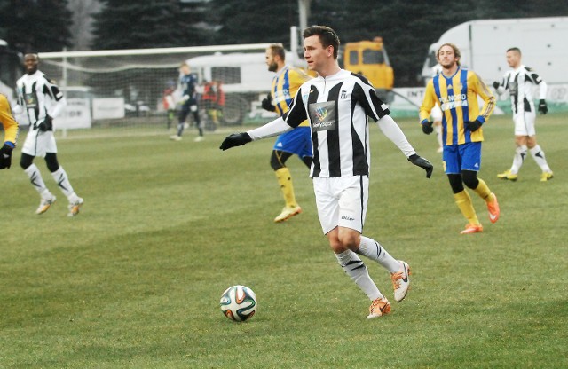 Łukasz Grzeszczyk  (na pierwszym planie) strzelił cztery gole dla Sandecji i był liderem jej drugiej linii