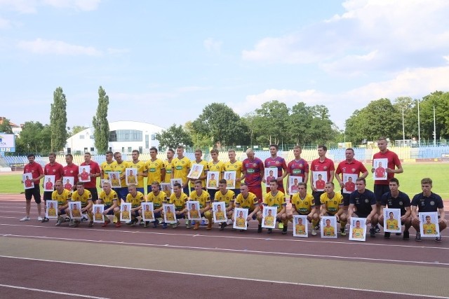 Elana Toruń zamknęła skład na rozpoczynający się 27 lipca nowy sezon II ligi. W sobotnie popołudnie na Stadionie Miejskim przy ul. Bema odbyła się oficjalna prezentacja drużyny. Nie zabrakło na niej także nowych zawodników, którzy w letniej przerwie dołączyli do kadry toruńskiego klubu.