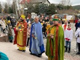 Piękny Orszak Trzech Króli w parafii w Kielcach-Białogonie. Uroczystość rozpoczęła się od złożenia listów do Dzieciątka Jezus