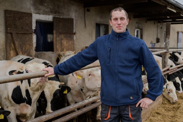 Adam B. mieszka w województwie Kujawsko-Pomorskim, gdzie samodzielnie prowadzi 30-hektarowe gospodarstwo rolne. Poszukuje zadbanej, wrażliwej kobiety.