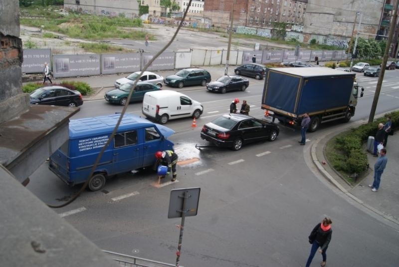 Wrocław: Wypadek na Traugutta. Zderzyły się 3 auta (ZDJĘCIA)