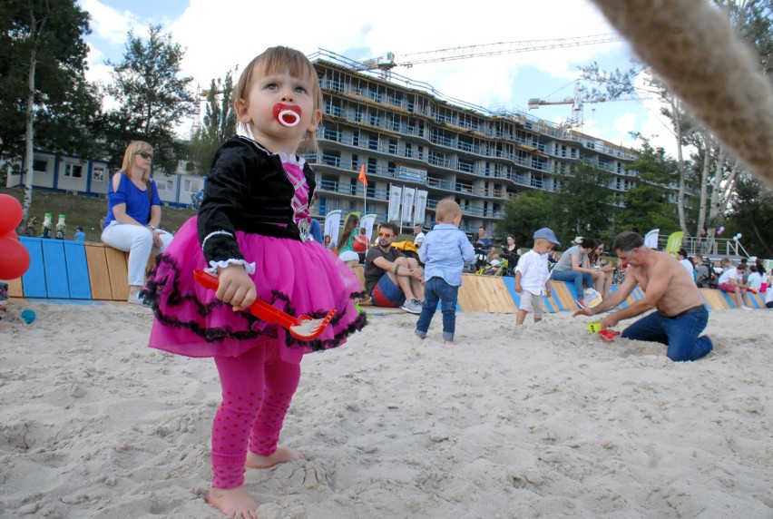 Kraków. Miejska plaża otwarta [ZDJĘCIA]