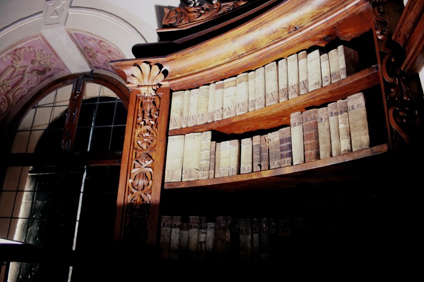 Zajrzyjcie do wnętrza żagańskiej biblioteki klasztornej