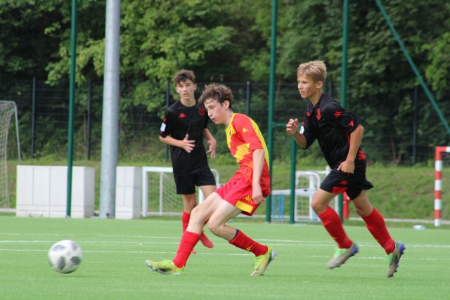 W derbowym meczu CLJ U-15 starszy rocznik Jagiellonii (na żółto-czerwono) wygrał z młodszymi kolegami 6:1