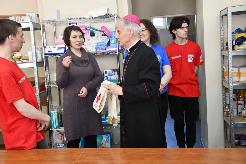 Biskup Marian Florczyk poświęcił w Kielcach Punktu Pomocy Uchodźcom z Ukrainy. Prowadzi go Caritas. Zobacz zdjęcia i wideo