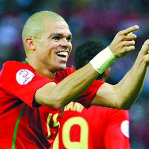 Obrońca reprezentacji Portugalii Pepe cieszy się po zdobyciu gola.