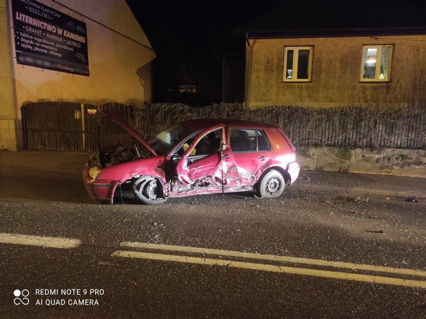 Wypadek w Dynowie. Na ul. Piłsudskiego kierujący audi zderzył się z volkswagenem. Ranna została jedna osoba [ZDJĘCIA]