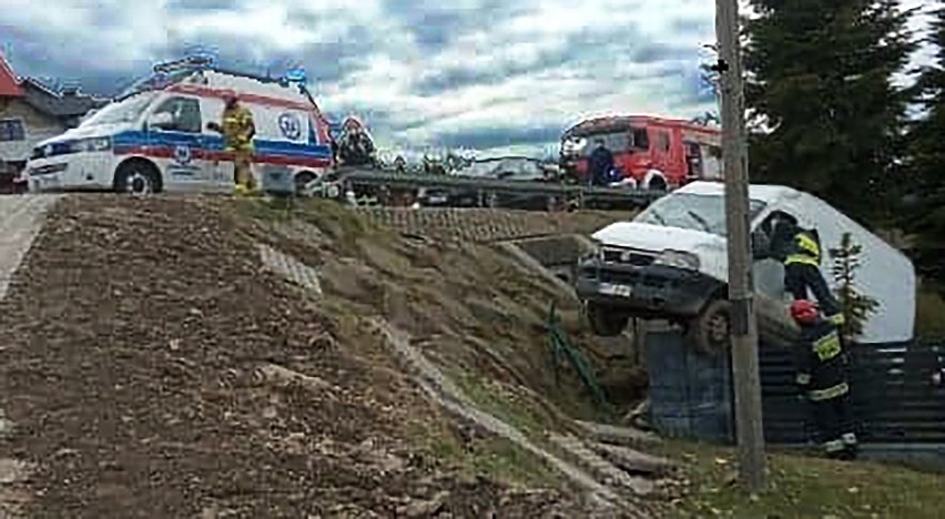 Groźny wypadek na DK 28 pod Mszaną Dolną. Osobówka wyrzuciła dostawczaka z drogi