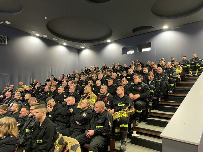 Pierwsze w Świętokrzyskiem szkolenie z bezpieczeństwa przeciwpożarowego instalacji fotowoltaicznych w Nagłowicach. W akcji 150 strażaków