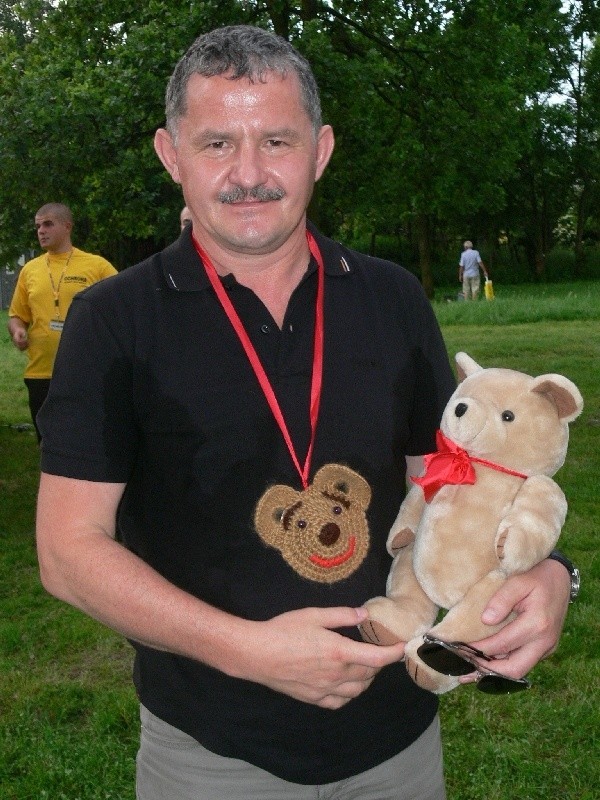 Leszek Wojteczek i jego medal.
