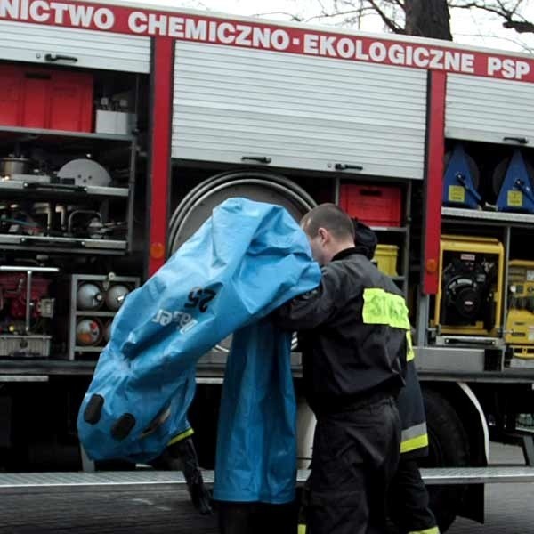 Strażacy już wynieśli podejrzany biały proszek z Sądu Okręgowego w Zamku. 