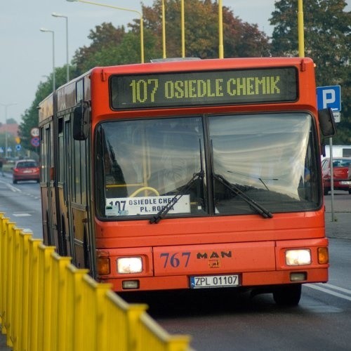 Na linii 107 kursuje dwanaście autobusów. Połowa z nich miała już &#8222;kontakt&#8221; z gnojówką. Czyszczeniem cuchnących siedzeń zajmuje się jeden z pracowników SPPK.