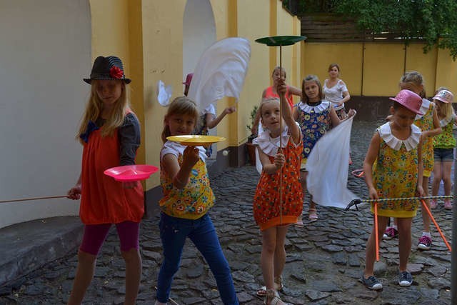 Kuglarze z Miejskiego Centrum Kulturalnego w Lipnie na zajęciach, które prowadzi instruktor Małgorzata Żarecka-Ziółkowska, uczą się najprzeróżniejszych sztuczek - żonglują, kręcą talerzami i wymachują chustami.
