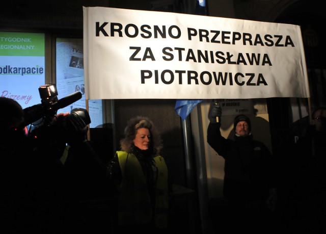 Około pięćset osób protestowało dzisiaj wieczorem przed biurem poselskim Stanisława Piotrowicza i siedzibą “Solidarności” w Krośnie.