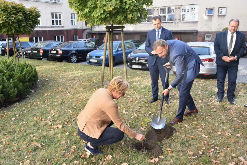 Jadwiga Wiśniewska i Artur Warzocha, zasadzili dąb.