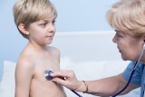 Gorączka reumatyczna – jakie ma objawy? Jak ją rozpoznać i na czym polega leczenie? Sprawdź, czy gorączka reumatyczna u dzieci jest groźna!