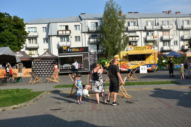 Zlot Żarciowozów na parkingu przy ul. Sybiraków w Chełmie. W piątek tuż po otwarciu ok. godz. 16 -ej jeszcze nie było wiele osób.