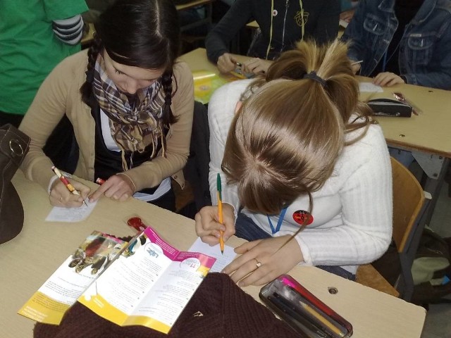 Na zdjęciu Anna Zajko i Malwina Wągrowska biorą udział w konkursie, gdzie nagrodą jest pendrive.