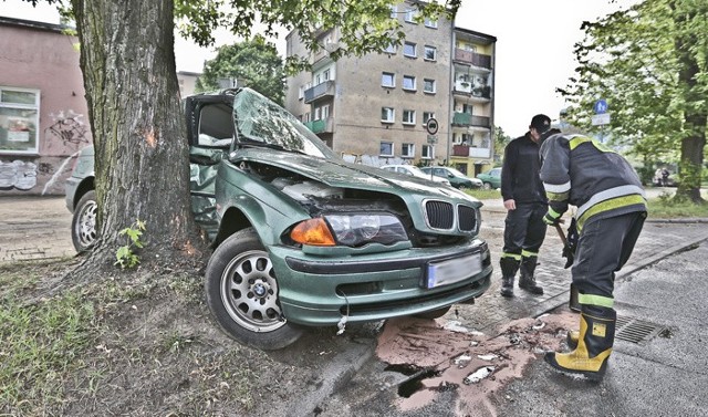 Młody kierowca BMW jechał ul. Waryńskiego w kierunku ul. Wyspiańskiego. Na prostym odcinku jechał bardzo szybko. W pewnym momencie BMW wpadło w poślizg, a kierujący stracił panowanie nad samochodem. Rozpędzone auto wypadło z drogi, przeleciało przez wyjazd z parkingu i uderzyło bokiem w drzewo.Na miejsce wypadku natychmiast przyjechała zielonogórska drogówka. Dojechała również karetka pogotowia ratunkowego i strażacy. Na miejscu służby ratunkowe zastały samochód zawinięty na drzewie bokiem od strony pasażera. Na szczęście kierowca jechał sam. – Gdyby tam był pasażer, to doszłoby do tragedii – mówili na miejscu ratownicy. Na szczęście nikt również nie wyjeżdżał z parkingu. Rozpędzone BMW mogło staranować pojazd wyjeżdżający z parkingu.Zobacz też: Pijany kierowca prawie przejechał celnika. Staranował radiowóz [ZDJĘCIA] Młody kierowca Marek L. został przewieziony do szpitala. Przed odjazdem kartki dmuchnął w alkomat. Wynik to ponad pół promila alkoholu w wydychanym powietrzu. Nie chciał jednak dmuchnąć drugi raz w urządzenie. Powiedział, że zrobi to w szpitalu.