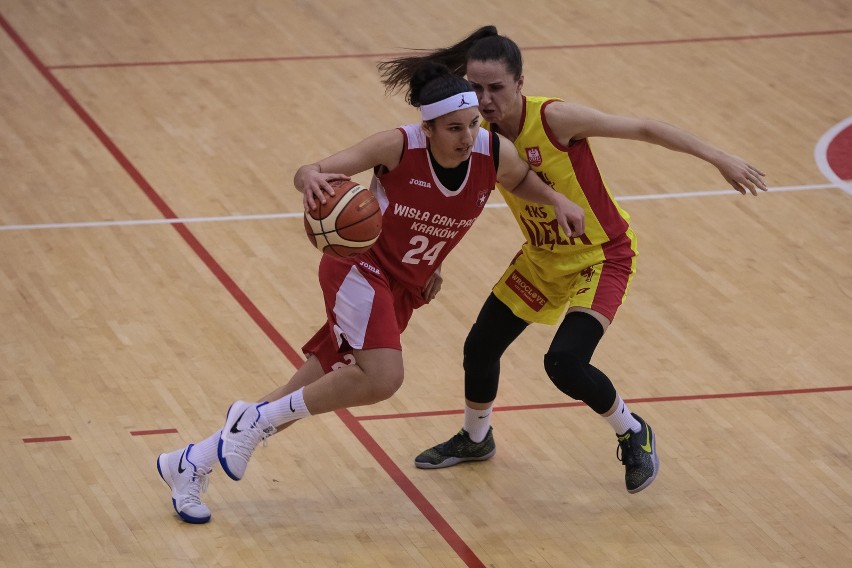 Belgijka Hind Ben Abdelkader (z lewej) w meczu ze Ślęzą...