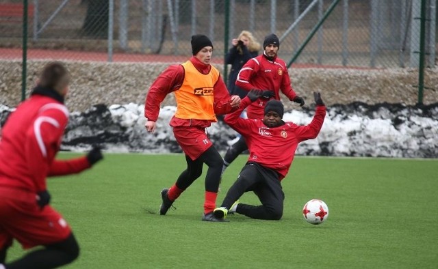 Princewill Okachi (z prawej) nie wróci do Widzewa