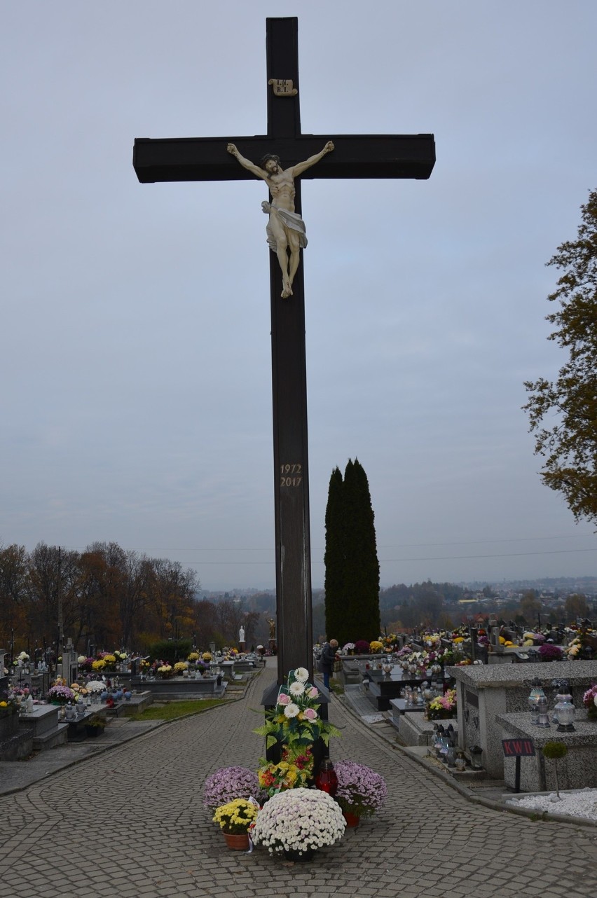 Kwiaty na Grobie Nieznanego Żołnierza na cmentarzu w...