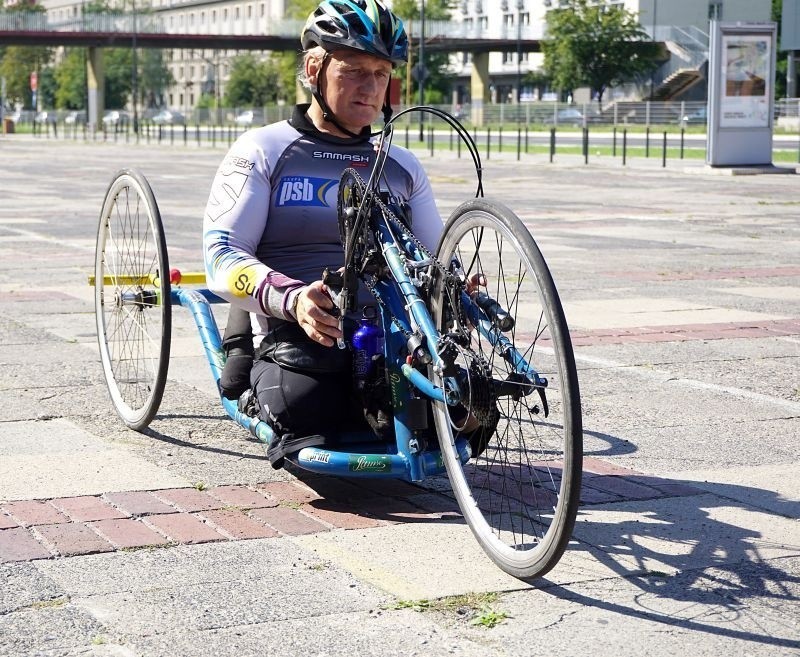 Niepełnosprawny kolarz w drodze do Rygi [zdjęcia]