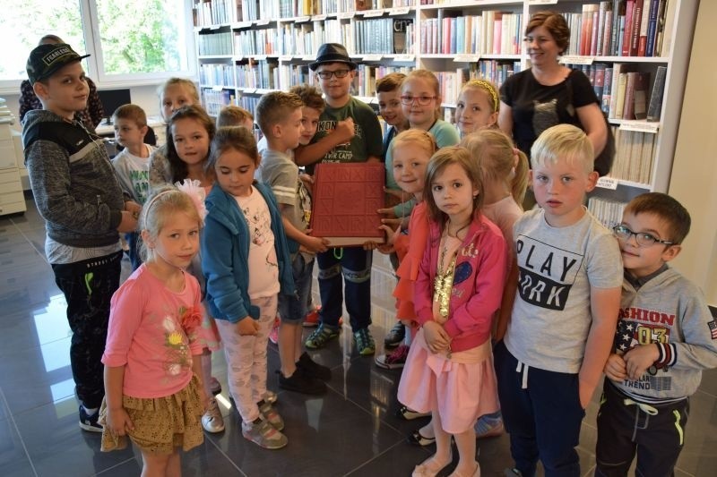 Najmłodsi czytelnicy za Płowiec i Radziejowa odwiedzili bibliotekę - było fajnie, bo panie czytały im bajki 
