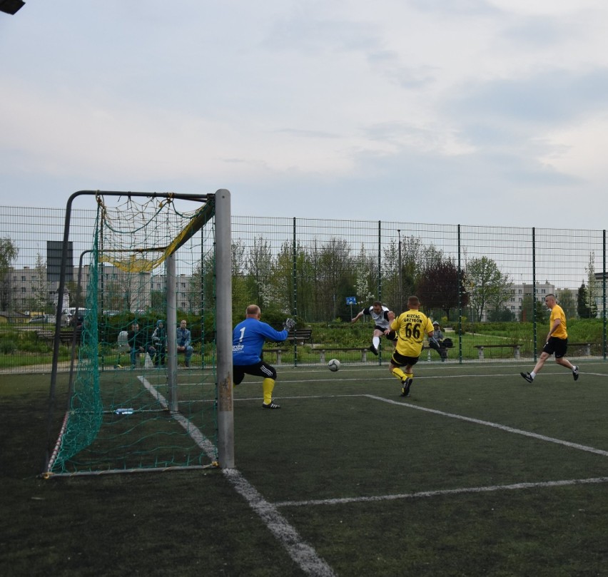 Piątkowy Nocny Turniej Piłki Nożnej w Staszowie. Rywalizowało pięć drużyn