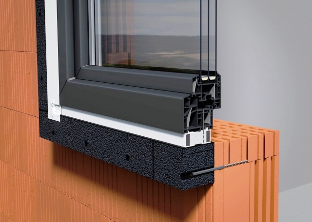 Okna w domach pasywnych montuje się w warstwie ocieplenia (przy ścianach dwu- i trójwarstwowych). Ułatwiają to gotowe systemy montażowe.