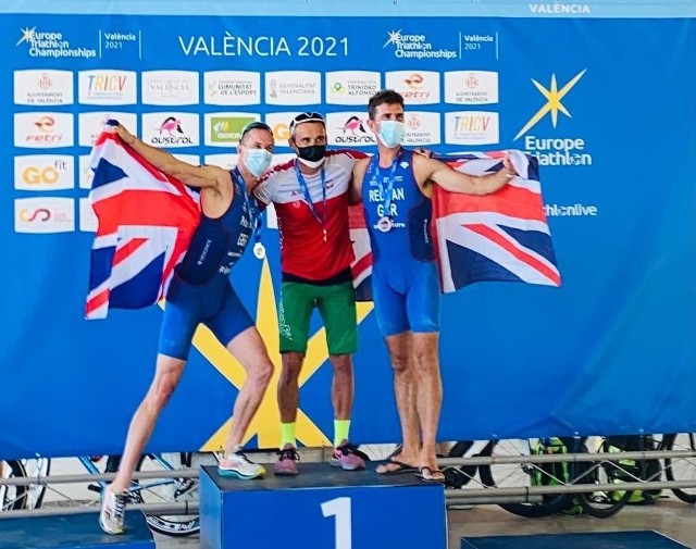 Artur Czerwiec (w środku) na podium ME w triathlonie 2021