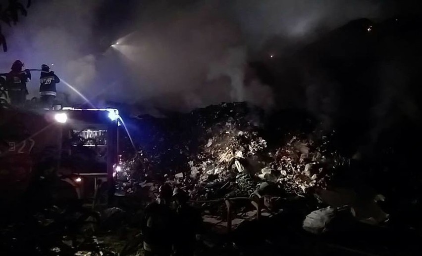 Pożar na wysypisku śmieci w Studziankach. Na miejscu nadal pracuje 78 strażaków [ZDJĘCIA, WIDEO]