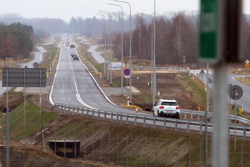 Kraśnik. Droga wojewódzka nr 833 oficjalnie otwarta. Trasa ma ponad 8,5 km. ,,Oddanie tej drogi jest wisienką na trocie''