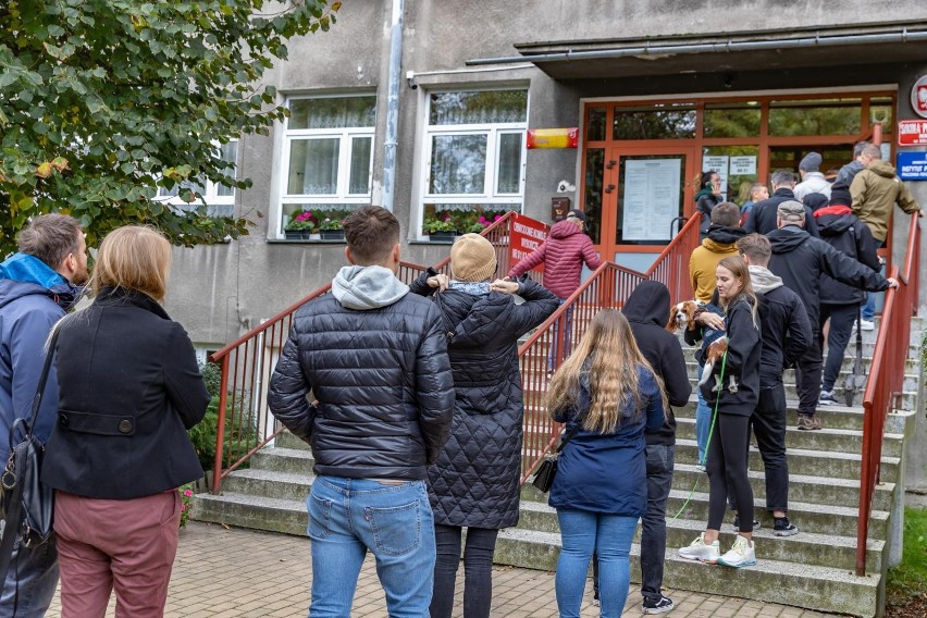 Wyborcy przed Szkołą Podstawową nr 107 w Krakowie