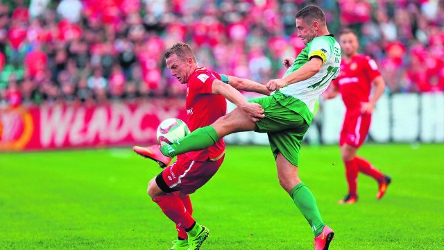 Adrian Budka (czerwony strój) jest jednym z bardziej doświadczonych piłkarzy Widzewa,  i nic dziwnego, że fani drużyny trenera Marcina Płuski liczą na jego dobrą grę w meczu z ŁKS