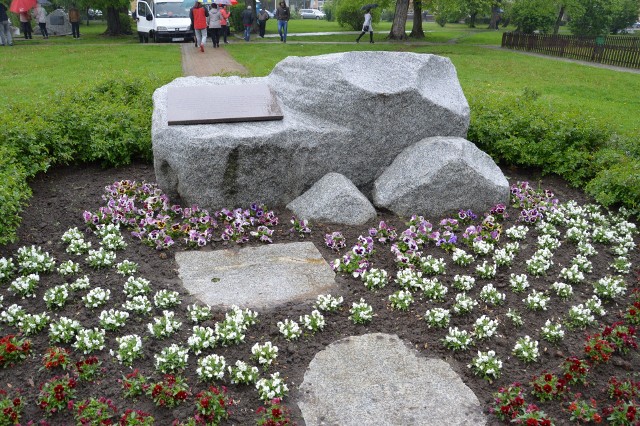 Głaz na środku Rozwadowa, otoczony kwiatami, przypomina dwóch lekarzy Eugeniusza Łazowskiego i Stanisława