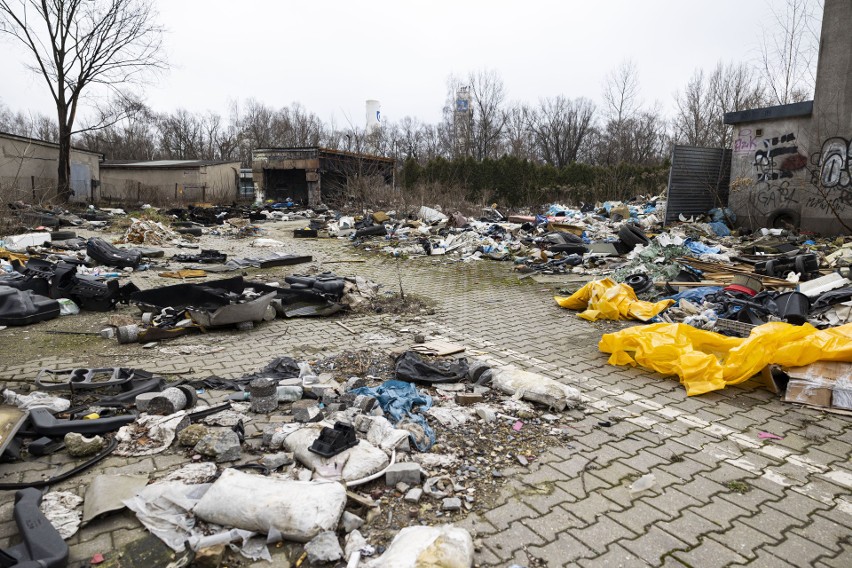 Ten koszmarny widok od ponad 10 lat wita wjeżdżających do Krakowa. Ruina dawnego hotelu już ponad 10 lat tonie w śmieciach
