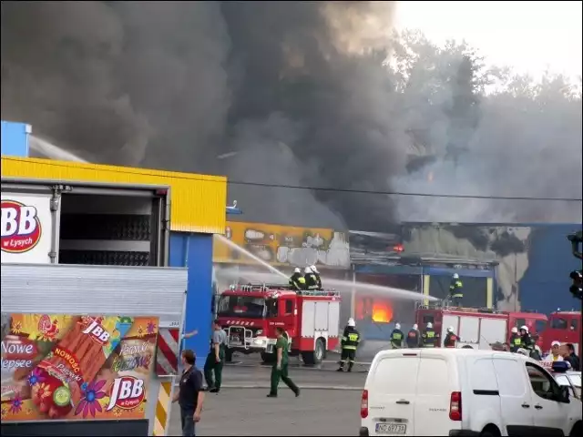 Na miejsce przybywały kolejne zastępy straży pożarnej, w sumie kilkadziesiąt jednostek, m.in. z Ostrołęki i Łomży.