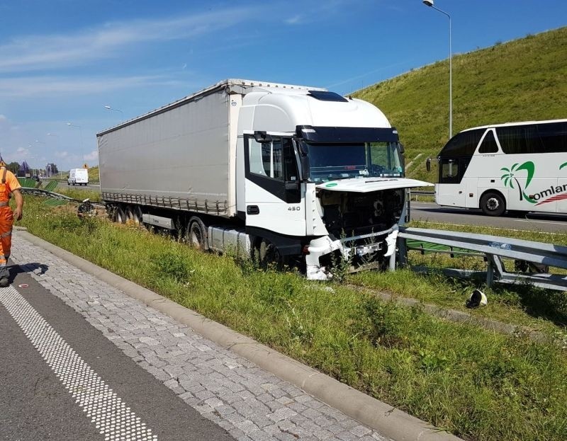 Ciężarówka uderzyła w barierki na autostradzie A1