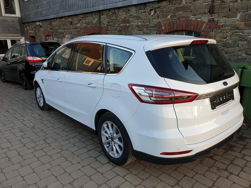 Skradziony biały Ford S MAX II w Szczecinie. Poznajesz to auto? 