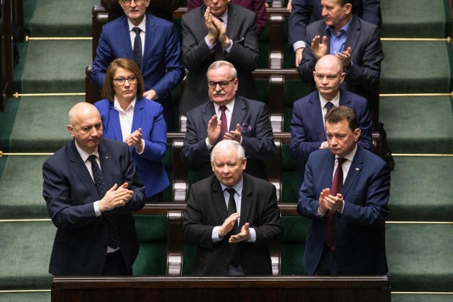 Partia Jarosława Kaczyńskiego ma ponad 20 pkt. proc. przewagi nad Koalicja Obywatelską – wynika z sondażu IBRiS dla RMF FM i „Dziennika Gazety Prawnej”.