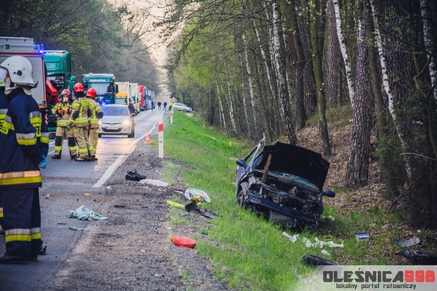 Tragiczny wypadek na DK 25. Kierowca wypadł z auta, zginął na miejscu 