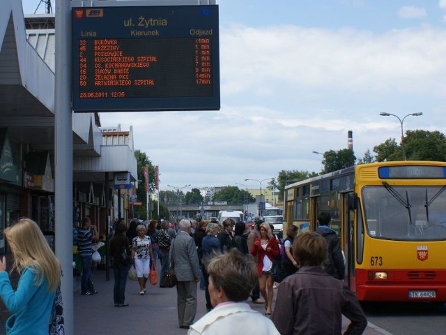 Tu wszystko działa jak należy - przystanek na ulicy Czarnowskiej, tablica wyświetla komunikat do odjazdu linii nr 33 pozostało mniej niż minuta, autobus jest już na przystanku.