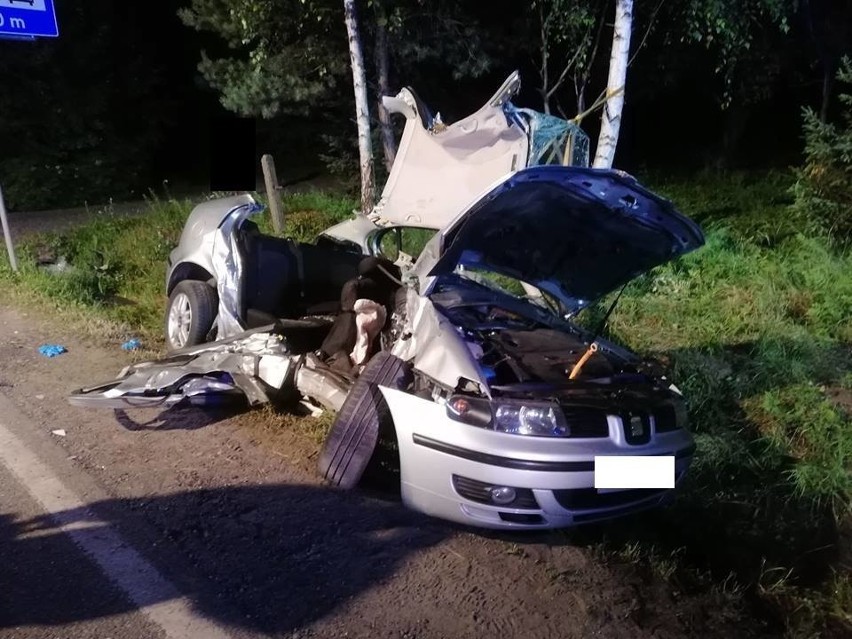 Przeginia Duchowna. Zderzenie samochodu osobowego z tirem. Pięć osób zakleszczonych