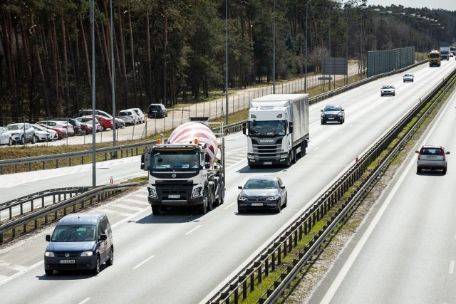 Polska firma transportowa poszukuje kierowców na trasę z Polski do Chin i z powrotem. Kurs wiedzie przez Białoruś, Rosję, Kazachstan i potrwa około 2 tygodnie. Zainteresowanie podobno jest bardzo duże, a liczba miejsc ograniczona. Ile można zarobić? Jakie są warunki pracy? Poznajcie szczegóły oferty! Czytaj dalej. Przesuwaj zdjęcia w prawo - naciśnij strzałkę lub przycisk NASTĘPNEPOLECAMY TAKŻE:Ile zarabiają kurierzy i dostawcy? Jakie są realne stawki w Uber Eats, Pyszne.pl, Glovo, DHL, InPost, DPD? Zobacz!Zarobki w PKP w 2021 roku. Ile zarabia maszynista, konduktor, kasjer i inni pracownicy kolei? Poznaj stawki!