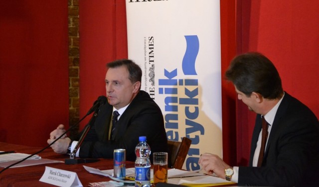 Podczas debaty wyborczej w Malborku Marek Charzewski, kandydat na burmistrza zaczął się dziwne zachowywać