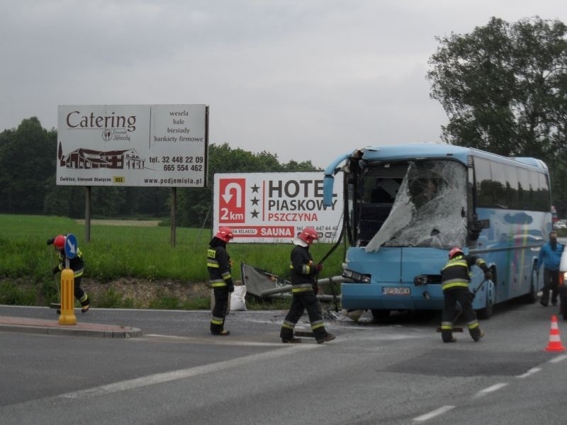 Korek na DK1 w Pszczynie. Autobus uderzył w słup [ZDJĘCIA]