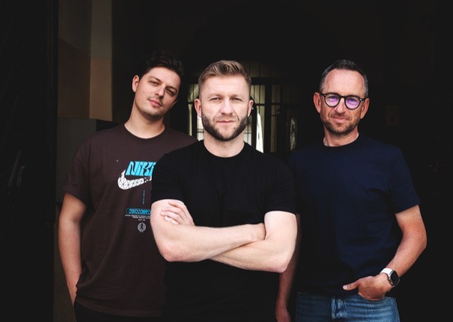 Bohater filmu Kuba Błaszczykowski z reżyserem Janem Dybusem (z lewej) i producentem kreatywnym Kacprem Sawickiem (z prawej)