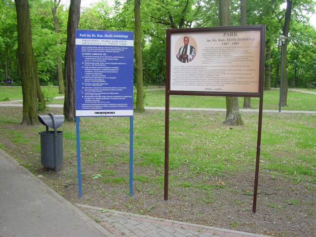 Ks. Ksoń miał zostać patronem drogi wewnętrznej w rejonie ul. Promienistej i parku ks. Józefa Jasińskiego.